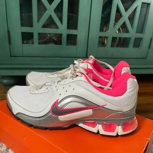 Nike Women Refresh 4